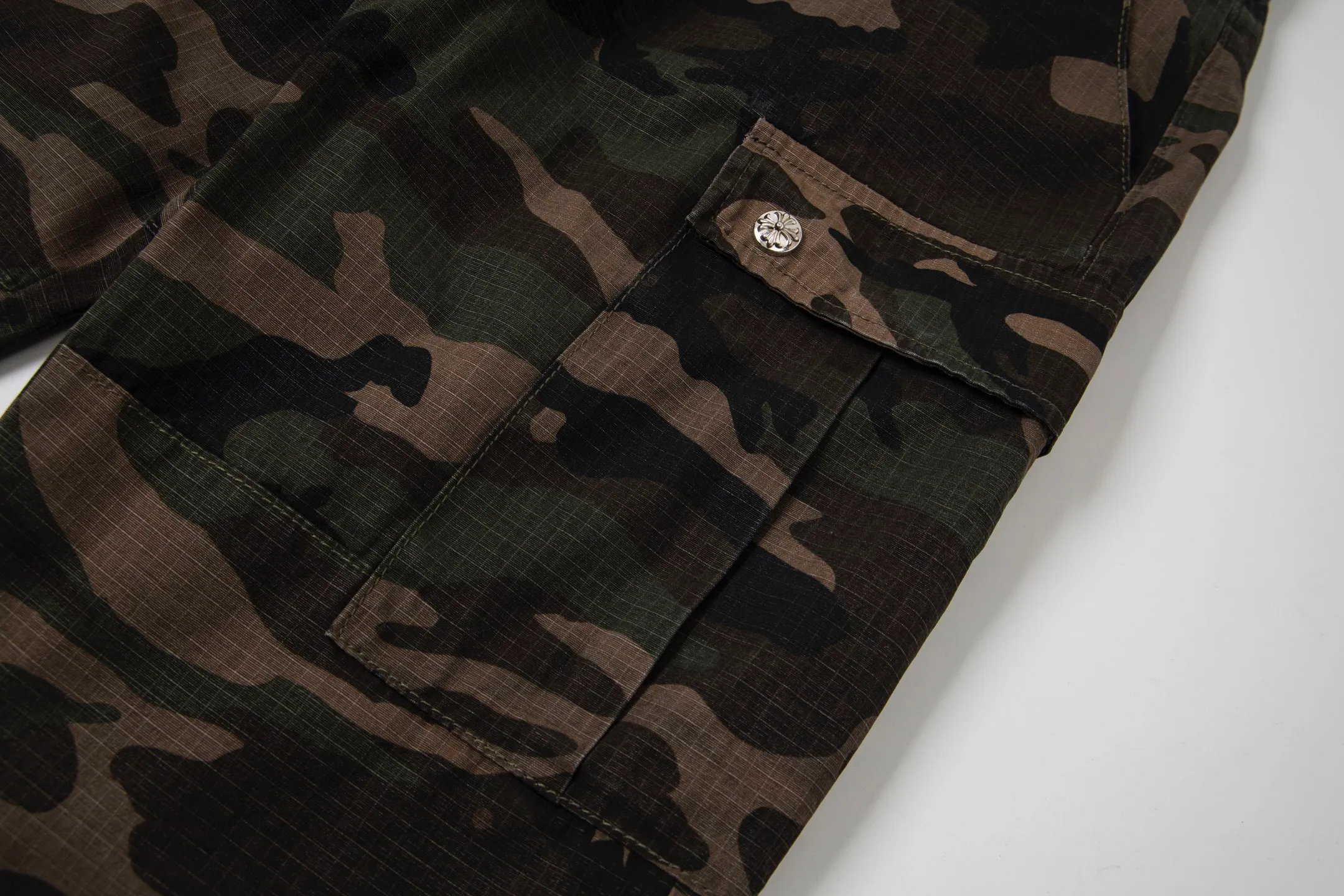 P260 (all popular models are back) Chrome hearts CH Chrome hearts new silver camouflage three-dimensional pocket overalls Chrome hearts is a top brand in the fashion world, and this pair of pants is one of the best. It uses the classic Levi's jeans bottom panel, which has been carefully disassembled and spliced. The washed effect is natural, showing a unique retro charm. The pants are based on camouflage and are paired with cross patches, which have a great visual impact. These patches are exquisitely crafted and have a luxurious feel. The hardware accessories are ultra-exquisite. The placket buckle is made of silver, hand-polished and painted with distressing liquid. The main buckle has a three-dimensional cross flower shape. The six-pointed star screws and hand-cut leather washers on the back are full of details, which are both beautiful and durable. Style number: 1731# Color: Camouflage Size: 28 30 32 34 36